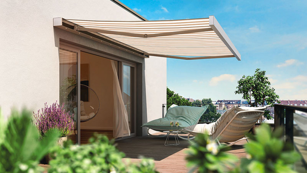 Der hochwertige, elegante und individuelle Sonnenschutz für den Balkon oder die kleine Terrasse: Die Kassettenmarkise «Smaila» von Griesser bietet eine Fülle an Möglichkeiten. BILD GRIESSER.CH
